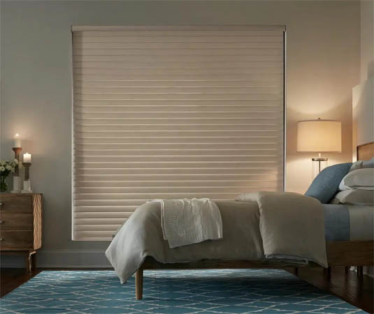 Sheer horizontal shade with closed fabric vanes